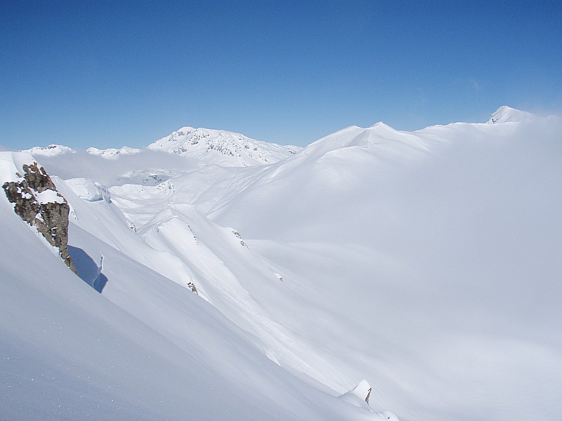 #3 Arête vers Pointe du Dzonfié : Grosses corniches et fissures de reptation en versant est Arête vers Pointe du Dzonfié : Grosses corniches et fissures de reptation en versant est