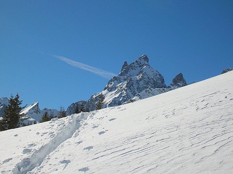 #4 Ferrouillet : Nous voici en train de remonter au niveau de la croupe séparant la combe EST du pic de la Pierre de la combe EST du Ferrouillet. Ceci sur fond de grand Pic... Ferrouillet : Nous voici en train de remonter au niveau de la croupe séparant la combe EST du pic de la Pierre de la combe EST du Ferrouillet. Ceci sur fond de grand Pic...