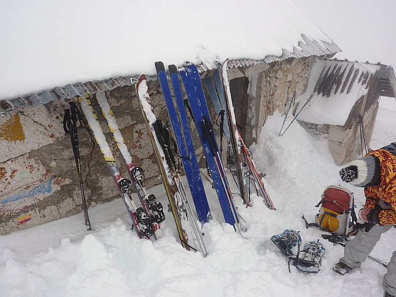 #4 ratelier : Heureusement que les skis sont restés dehors car le habert était bondé! ratelier : Heureusement que les skis sont restés dehors car le habert était bondé!