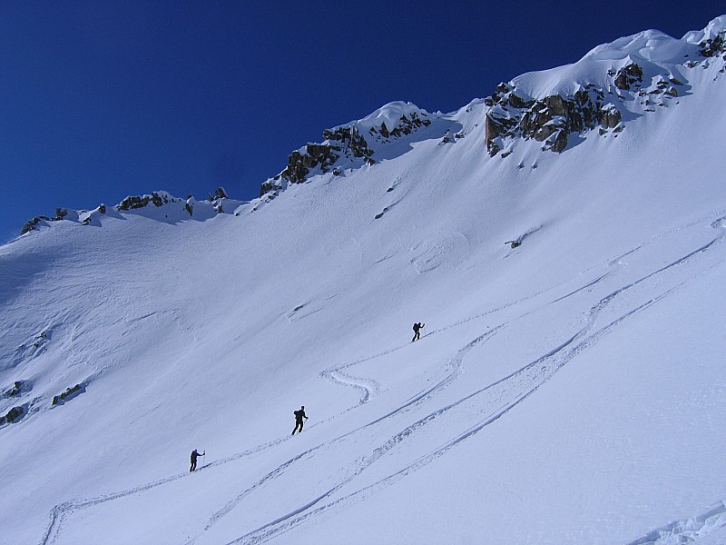 #6 Sous le col : Dernière pente avec de belles corniches au dessus de la tête Sous le col : Dernière pente avec de belles corniches au dessus de la tête