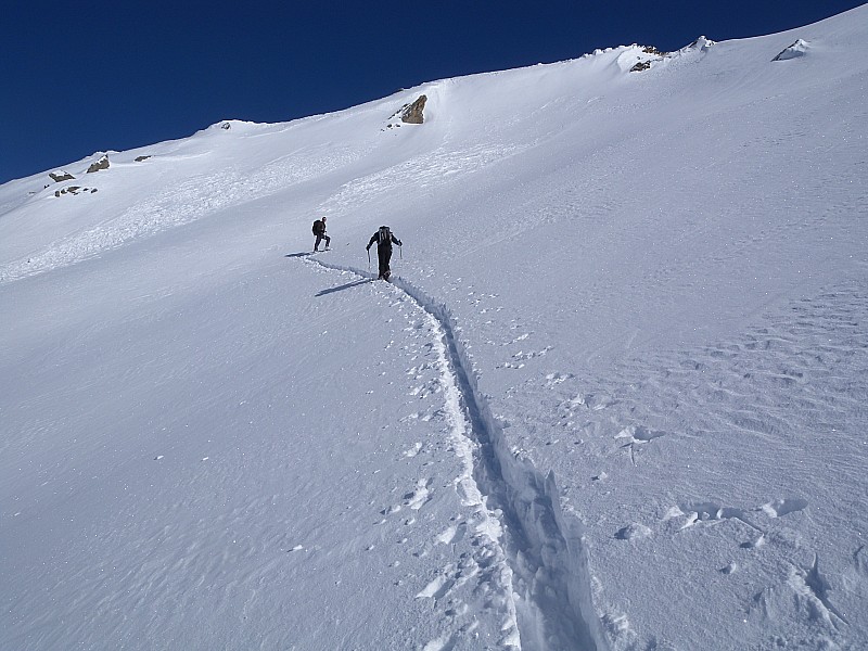 #2 La zone suspecte : On voit bien 2 anciennes coulée. C La zone suspecte : On voit bien 2 anciennes coulée. C'est là que le bâton s'enfonçait complètement. Heureusement, la pente n'est pas longue
