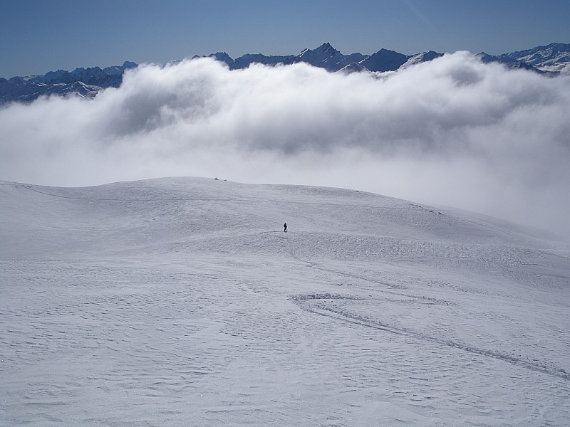 #5 Bientôt fini le soleil : Il est temps de retrouver notre trace de montée.
La météo parlait de brumes de vallée. 2400 m, c Bientôt fini le soleil : Il est temps de retrouver notre trace de montée.
La météo parlait de brumes de vallée. 2400 m, c'est la vallée ? Caplain fait son méa culpa. Il est pardonné.