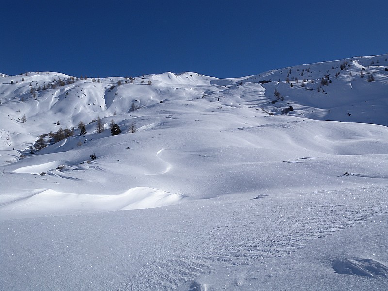 #1 La combe à remonter : Au-dessus des chalets de la buffaz. On devine le travail du vent La combe à remonter : Au-dessus des chalets de la buffaz. On devine le travail du vent