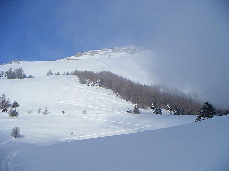 #2 gleize 2 : le sommet joue a cache-cache avec les nuages gleize 2 : le sommet joue a cache-cache avec les nuages