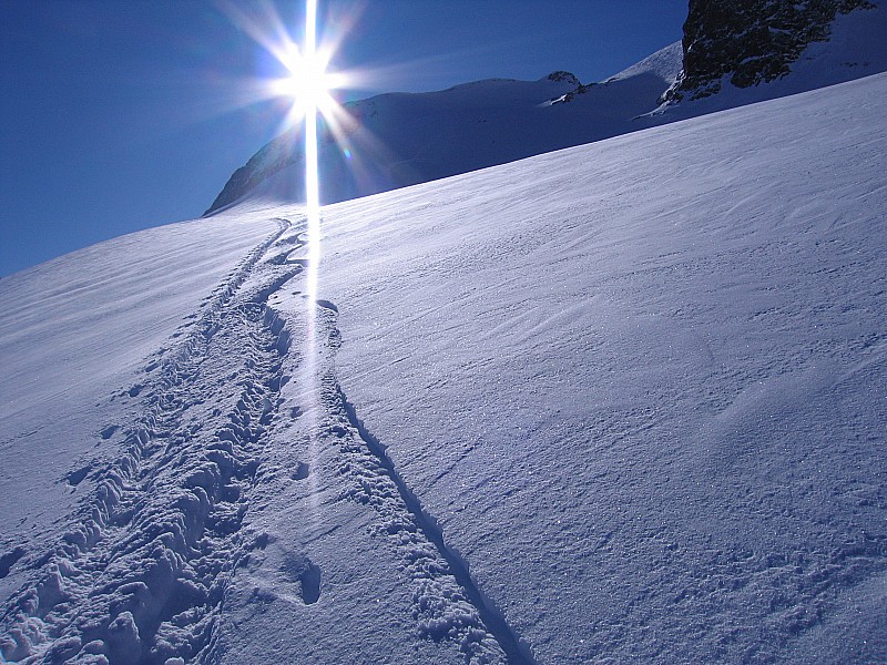 #5 un peu plus bas sur le glacier : poudre mais bientot plus de pente... un peu plus bas sur le glacier : poudre mais bientot plus de pente...