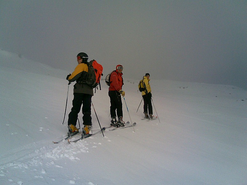 #4 cirque de Granval : Mais que regardent-ils? l cirque de Granval : Mais que regardent-ils? l'avalanche du puy de la cède...