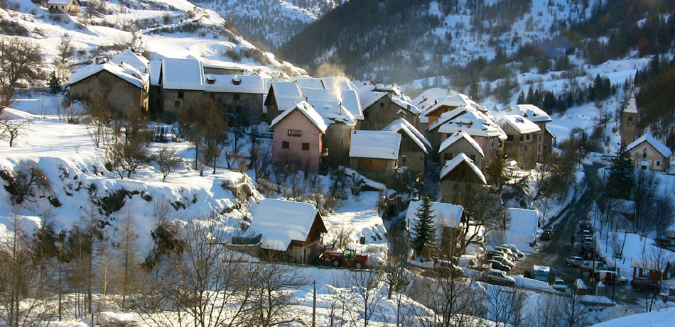 St Dalmas s'éveille lentement, les cheminées fument