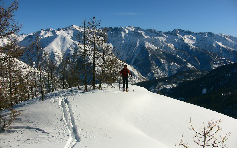 On s'élève sur la crête avec un panomrama de toute beauté sur la haute Tinée, et le Ténibre au-dessus de Dominique