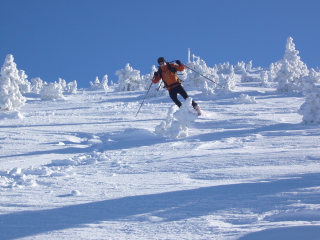 Petit slalom : Dans de la belle neige (photo Santa)