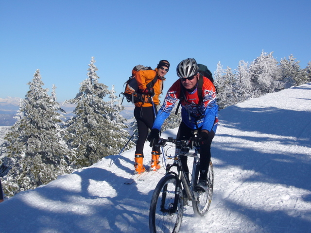 Vttour : Vététiste croisé lors de la dernière montée !  (photo Santa)