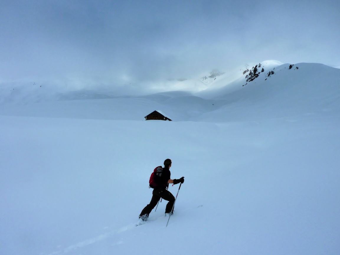 #12 vers le chalet de la Perrière : Le sommet commence à disparaitre derrière les nuages. vers le chalet de la Perrière : Le sommet commence à disparaitre derrière les nuages.