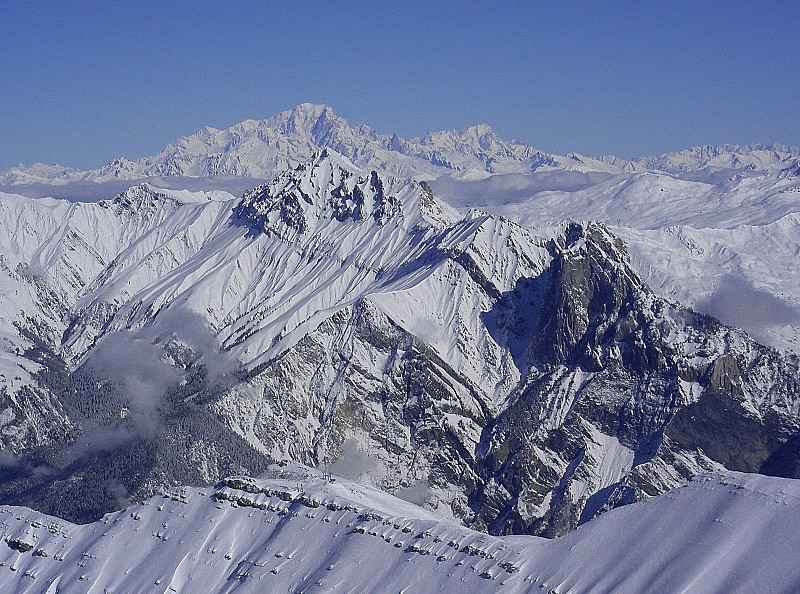 #6 Mamelles de Beaune / Mt Blanc : Au premier plan, mamelles de Beaune et Perron des Encombres, au secon, le Mt Blanc et Grandes Jorasses Mamelles de Beaune / Mt Blanc : Au premier plan, mamelles de Beaune et Perron des Encombres, au secon, le Mt Blanc et Grandes Jorasses