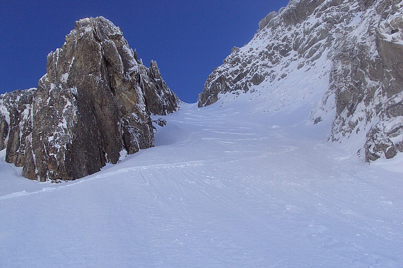 #2 COULOIR SW RECTILIGNE DE DROIT : BONNE POUDRE SAUF LES 20 PREMIERS METRES COULOIR SW RECTILIGNE DE DROIT : BONNE POUDRE SAUF LES 20 PREMIERS METRES