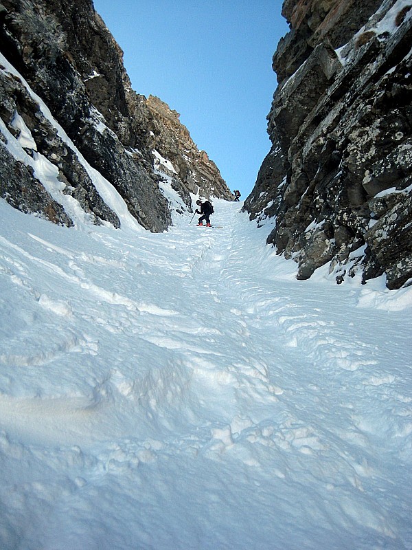 #3 Couloir raie des fesses : Début de la descente: Olivier et Walter. Le début est étroit (2 à 3 m) et neige dure. Ensuite c Couloir raie des fesses : Début de la descente: Olivier et Walter. Le début est étroit (2 à 3 m) et neige dure. Ensuite c'était de la poudreuse