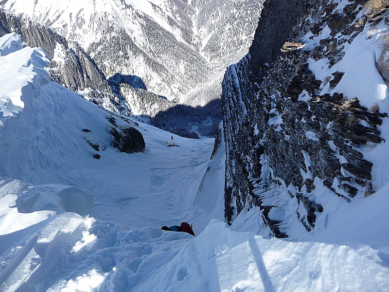 #3 col d col d'Armenaz couloir Nord : éric dans le mur d'accès au couloir, max est déjà loin !!