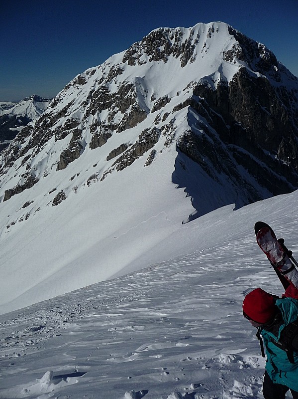 #2 col d col d'Armenaz couloir Nord : Dom au fond dans la face ouest sous le col e éric prêt du départ pour le côté Nord.