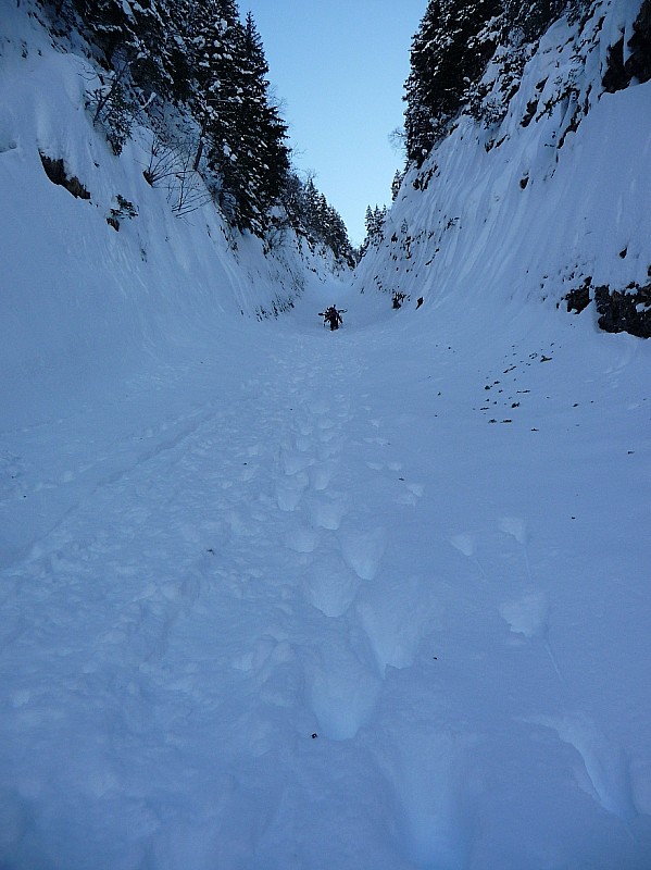#10 col d col d'Armenaz couloir Nord : le couloir juste à droite du ruisseau de chavatin que l'on va remonter longtemps...
