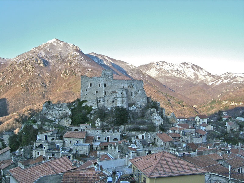 #1 Carmo : Castelvecchio et en fond Mt Galero Carmo : Castelvecchio et en fond Mt Galero