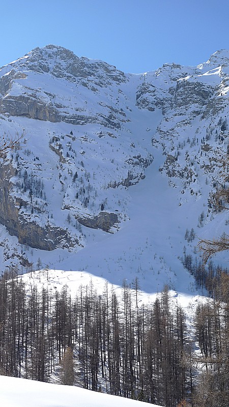#2 Col des Adréchouns : La sortie du couloir N du Col des Adréchouns est surmontée d Col des Adréchouns : La sortie du couloir N du Col des Adréchouns est surmontée d'une belle corniche