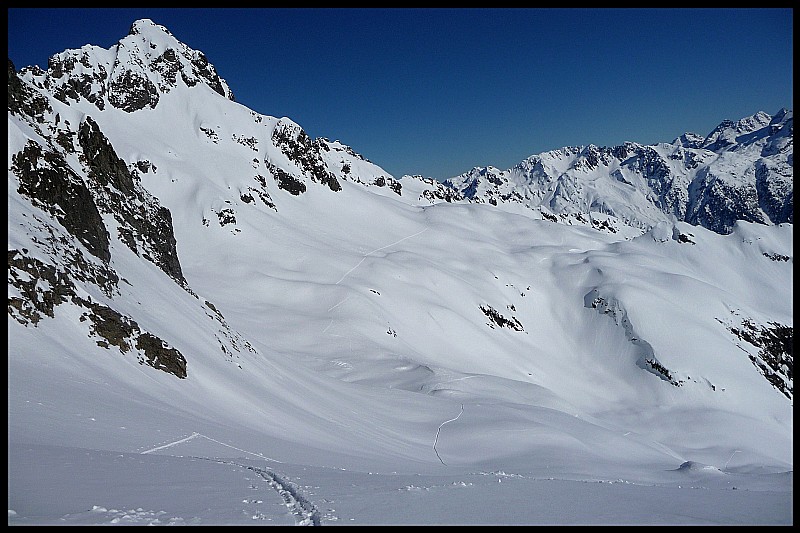 #5 Vue sur le Pic des Trois officiers et la trace des trois autres skieurs. Vue sur le Pic des Trois officiers et la trace des trois autres skieurs.