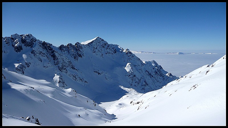 #7 Depuis le sommet, vue sur le Vercors au loin qui culmine au dessus de la mer de nuages. Au premier plan, le vallon du Lac Blanc. Depuis le sommet, vue sur le Vercors au loin qui culmine au dessus de la mer de nuages. Au premier plan, le vallon du Lac Blanc.