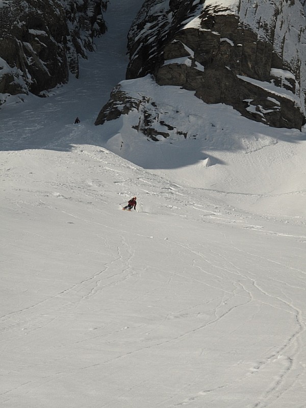 #8 Couloir du Chien : Fin de couloir, super poudre, on continu dans la combe. Couloir du Chien : Fin de couloir, super poudre, on continu dans la combe.