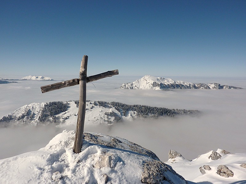 #4 oui c oui c'est bien une croix : Grande Sure, Grand Som et Scia derrière une croix chancelante