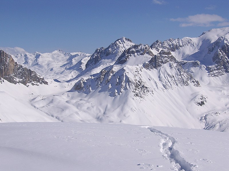 #6 vers le NE : camp des rochilles , roche de la grande tempête au fond et pointe des cerces à droite vers le NE : camp des rochilles , roche de la grande tempête au fond et pointe des cerces à droite