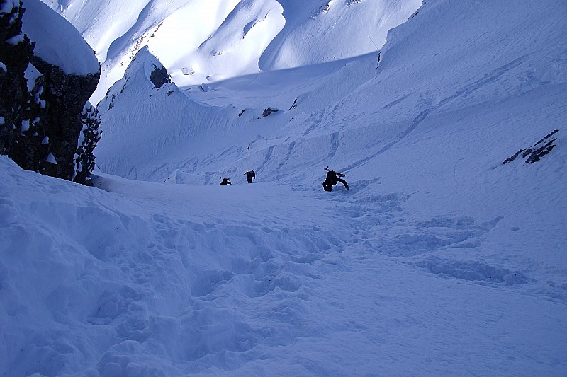 #3 Les poursuivants 2 : Les mêmes vus depuis le haut du couloir. A la descente, je skie la rive D qui est en poudre tassée, avant de revenir en rive G pour amorcer la traversée. Les poursuivants 2 : Les mêmes vus depuis le haut du couloir. A la descente, je skie la rive D qui est en poudre tassée, avant de revenir en rive G pour amorcer la traversée.
