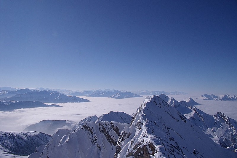 #4 Arêtes : Les arêtes de l Arêtes : Les arêtes de l'étale, sur fond de mer de nuages et îlots de montagnes, ça donne pas envie de redescendre, mais plutôt de rester à contempler.