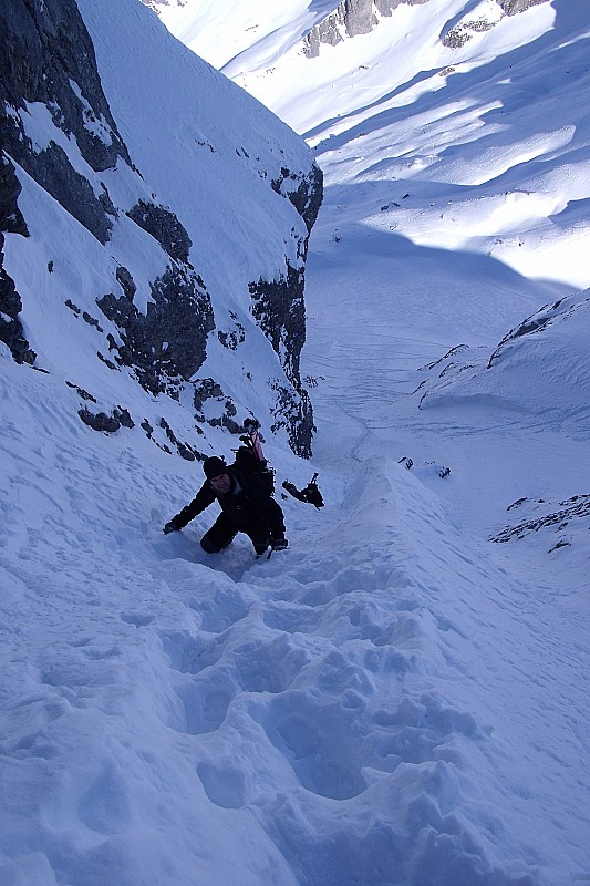 #2 Les poursuivants 1 : Les trois skiuers qui sont montés avec moi, vus depuis le haut de la goulotte par où l Les poursuivants 1 : Les trois skiuers qui sont montés avec moi, vus depuis le haut de la goulotte par où l'on remonte le couloir