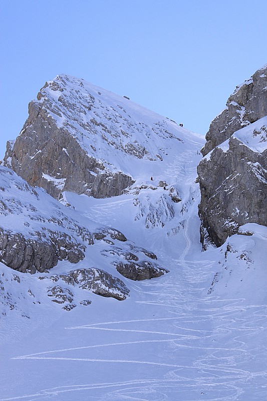 #13 Passage : Le surfeur du haut il est trop à gauche (trop rive droite, peut être il a suivi mes traces), il faut passer plus vers la droite et tirer à gauche ensuite (comme le surfeur du bas) Passage : Le surfeur du haut il est trop à gauche (trop rive droite, peut être il a suivi mes traces), il faut passer plus vers la droite et tirer à gauche ensuite (comme le surfeur du bas)