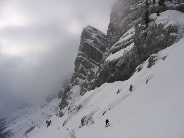 #1 Au pied du couloir : L Au pied du couloir : L'ambiance change quand le brouillard se déchire ! Et en plus on trouve l'entrée du couloir