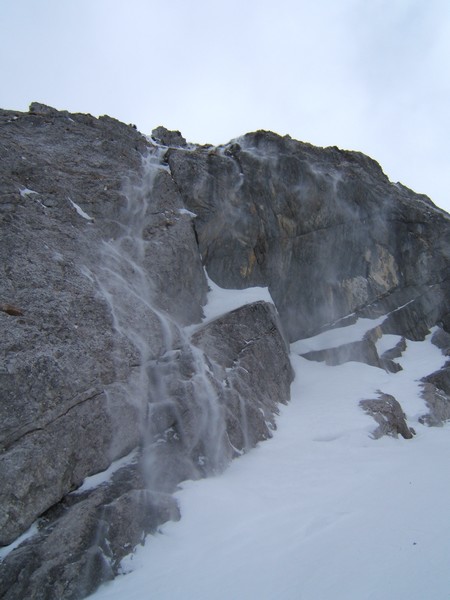 #1 Torrents de neige : Spin-drifts descendant les rives du couloir. Torrents de neige : Spin-drifts descendant les rives du couloir.