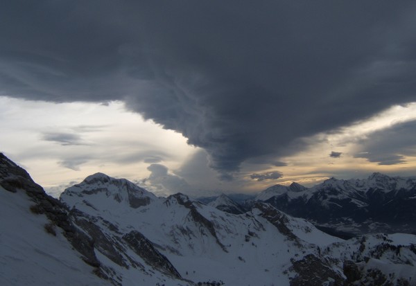 #2 Foehn: ciel de plomb : Ravage du vent sur les faces, notament la NE du Charvin. Foehn: ciel de plomb : Ravage du vent sur les faces, notament la NE du Charvin.