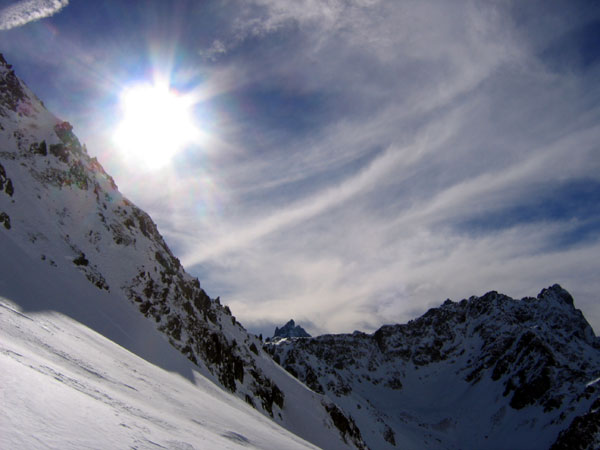 #3 Grand Pic : Le grand Pic pointe son nez. A droite la Pointe du Sifflet qui ne semble pas en top condition ??? Grand Pic : Le grand Pic pointe son nez. A droite la Pointe du Sifflet qui ne semble pas en top condition ???