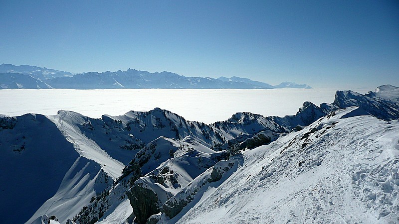 #1 Sommet des Lances de Malissard : 2 personnes sortent du couloir Ouest (centre de la photo) Sommet des Lances de Malissard : 2 personnes sortent du couloir Ouest (centre de la photo)
