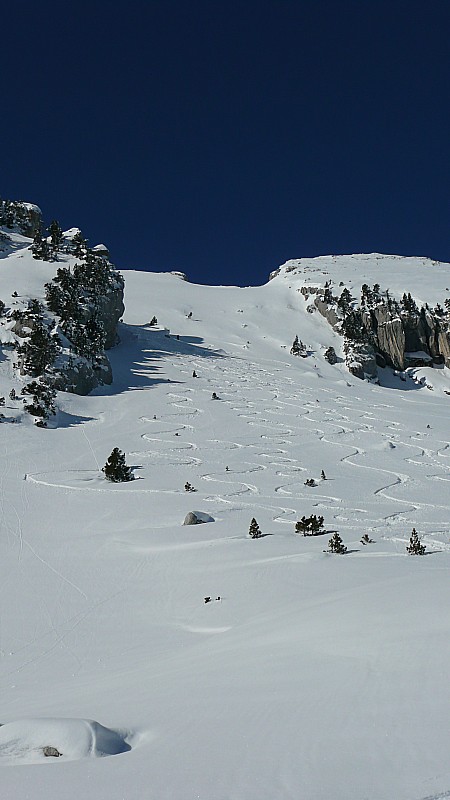 #2 Lances, versant Est : Bonne première descente, super poudre à l Lances, versant Est : Bonne première descente, super poudre à l'ombre des rochers !