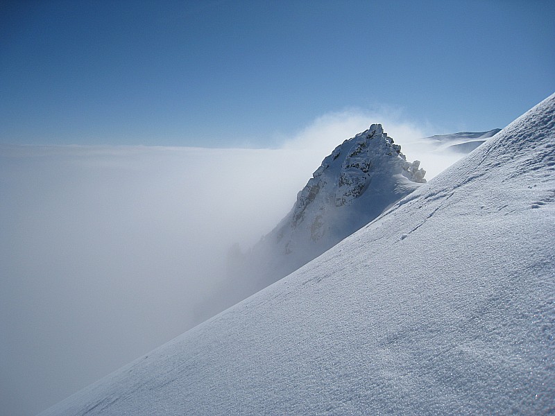 #3 Chapial : Le sommet dépasse à peine des nuages Chapial : Le sommet dépasse à peine des nuages