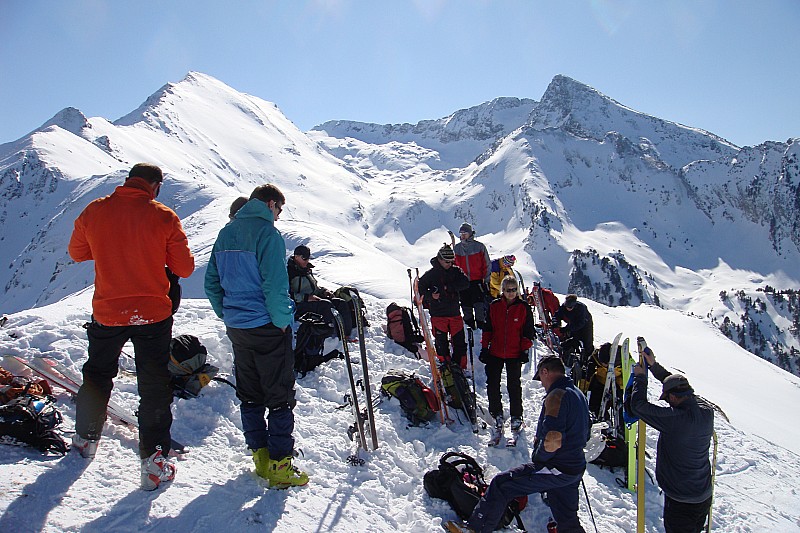 #9 Une partie de la troupe : On va même pouvoir manger au soleil.. Une partie de la troupe : On va même pouvoir manger au soleil..