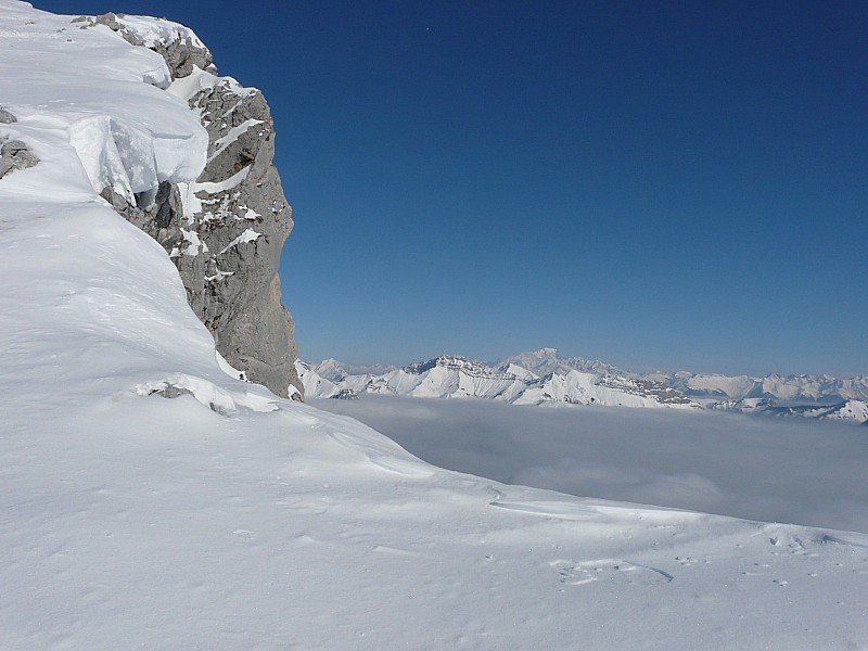 #1 en montant l en montant l'arête : mer de nuage sur la savoie... toute la Svoie? non, certains sommets résistent à l'envahisseur...