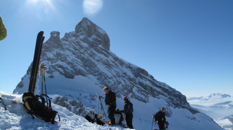 Vue sur la pointe Percée : Les randonneurs au sommet