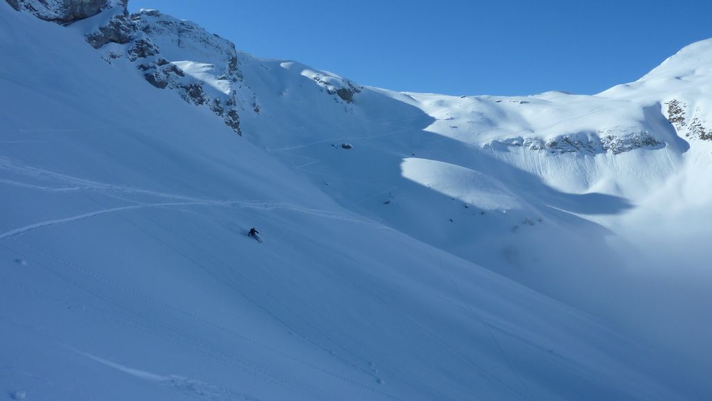 #13 Sous le couloir : sous le couloir, c Sous le couloir : sous le couloir, c'est la meilleure portion du couloir !!
super poudre jusqu'au replat, Tchouf envoie les grandes courbes