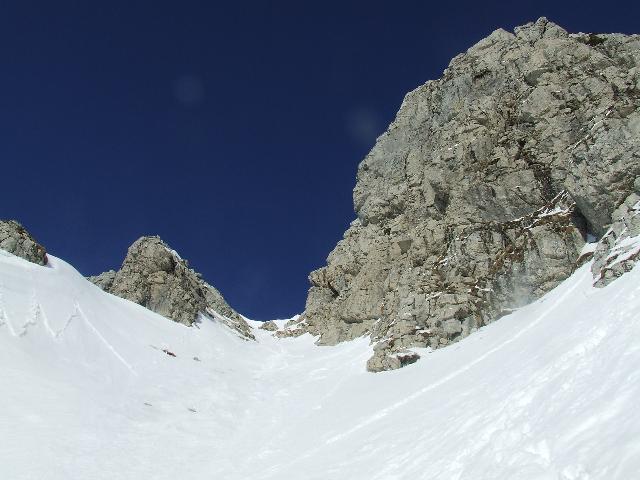 #3 Pointe de Chalune : le couloir de sortie que nous ne remonterons pas, la neige etant à cet endroit, très lourde jusqu Pointe de Chalune : le couloir de sortie que nous ne remonterons pas, la neige etant à cet endroit, très lourde jusqu'au sol !