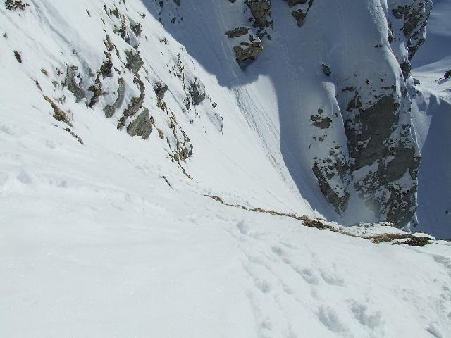 #2 Pointe de Chalune : le couloir qui se defile sous nos pieds, la neige est encore bonne malgré l Pointe de Chalune : le couloir qui se defile sous nos pieds, la neige est encore bonne malgré l'heure bien avancée ...