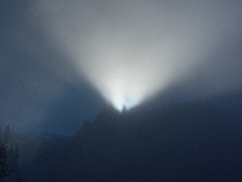 Spectre : 1er spectre avec un sapin en haut de la falaise et le brouillard. Etonnant!