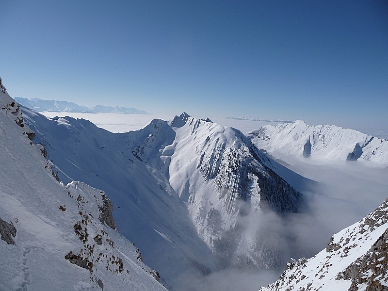 #3 couloir : vue sur la mer de nuage couloir : vue sur la mer de nuage