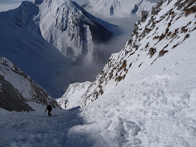 #1 couloir : montée dans le couloir :moi à pied et joel en ski couloir : montée dans le couloir :moi à pied et joel en ski