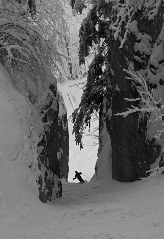 #9 Couloir de l Couloir de l'Aronde : Grosse poudre dans le canyon. Photo de Morgan