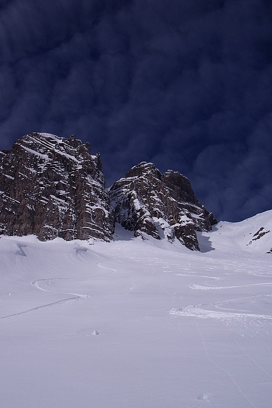 #8 Couloir du chien : Le couloir et les deux colosses qui l Couloir du chien : Le couloir et les deux colosses qui l'encadrent, sous un ciel cotonneux.